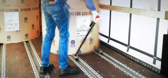 Sistema de carga de patíns e carril Skate & Track